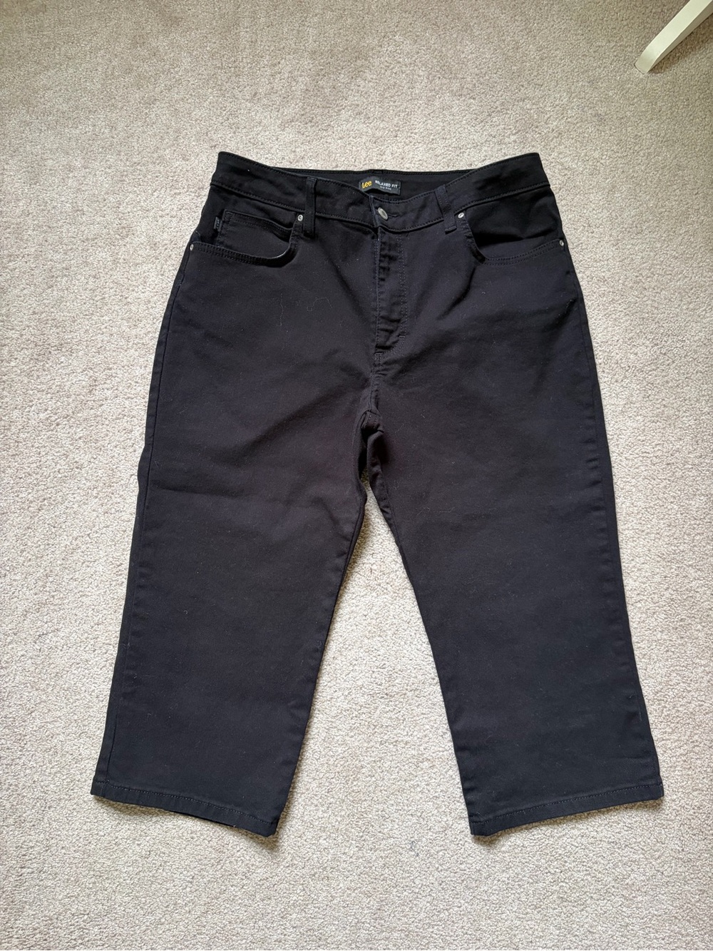 Lee women capri jean black in size 14 medium in great condition